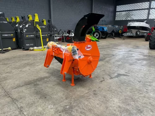 Triturador de Galhos e Madeiras  novo Marca: Vicon Modelo: Pica Pau Hidráulico com engate para carreta