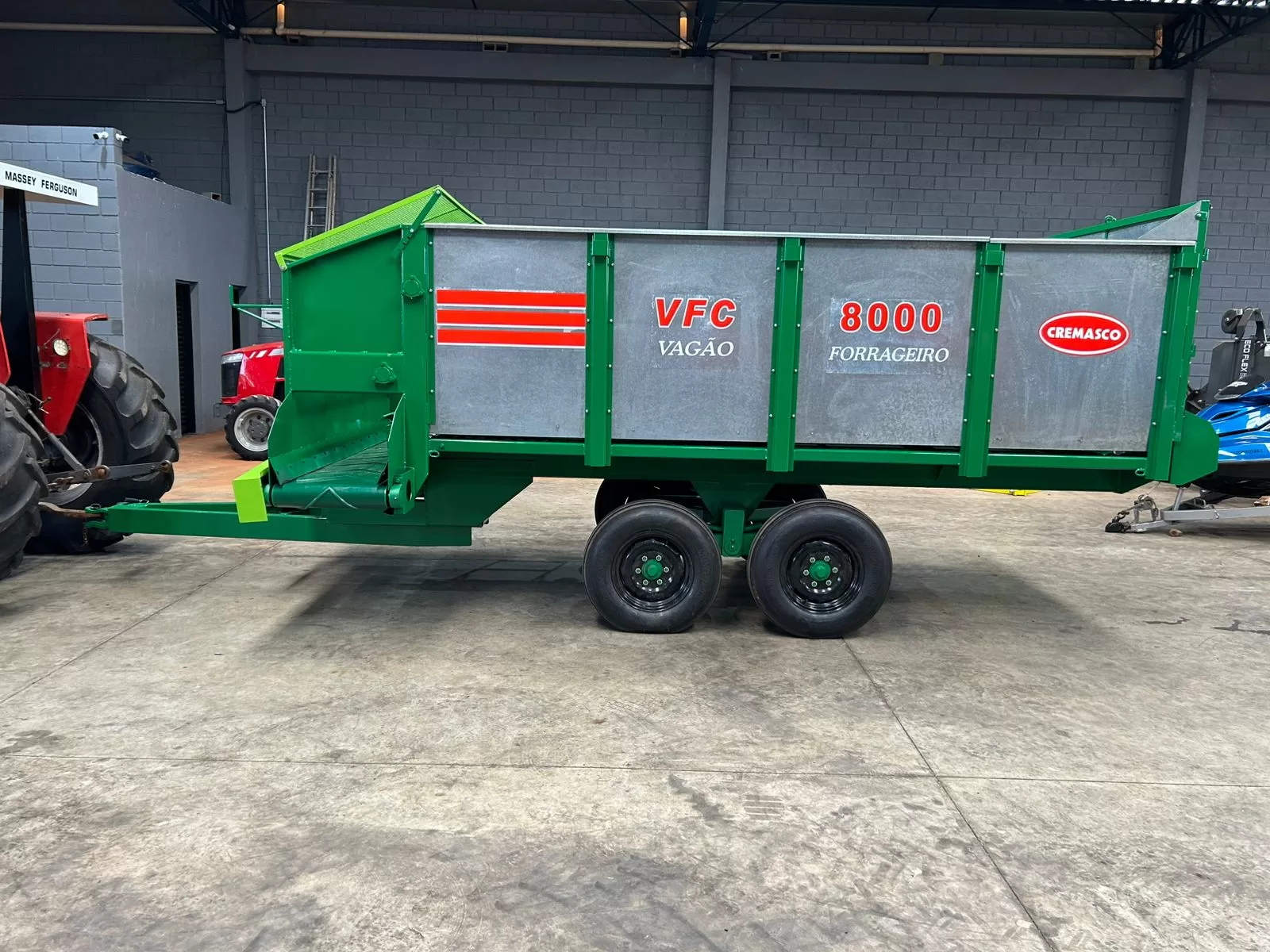 Vagão Forrageiro (novo) Marca: Cremasco Modelo: VFC 8000 com chapas galvanizadas Capacidade para 8 metros cúbicos