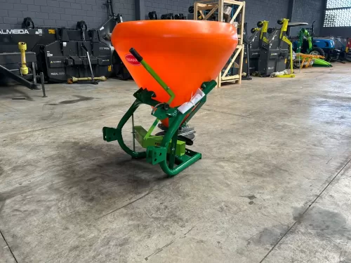 Semeadeira/Adubadeira e Calcareadeira  nova Marca: Cremasco Modelo: DAC 600 Speedy com capacidade para 600 KG