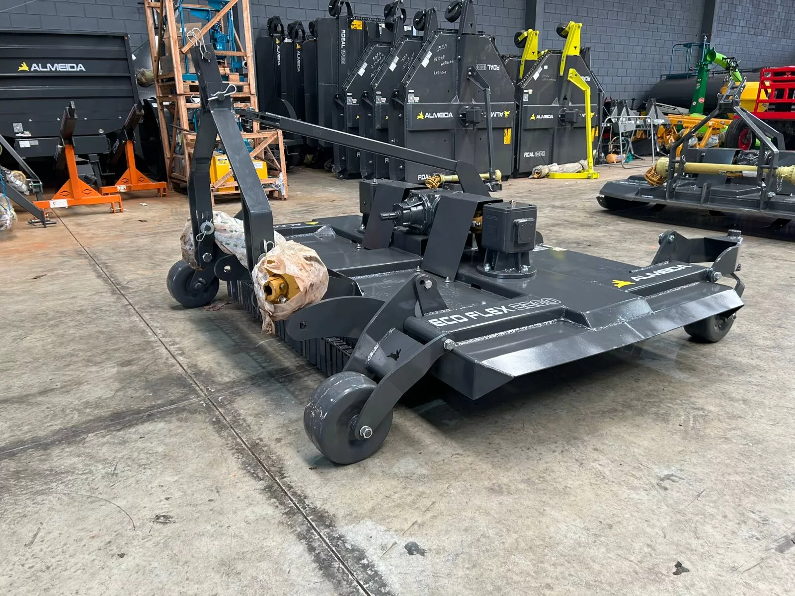 Roçadeira Ecológica hidráulica dupla Marca: Almeida Modelo: ECO FLEX 2200 de 2.20 M Central e Lateral