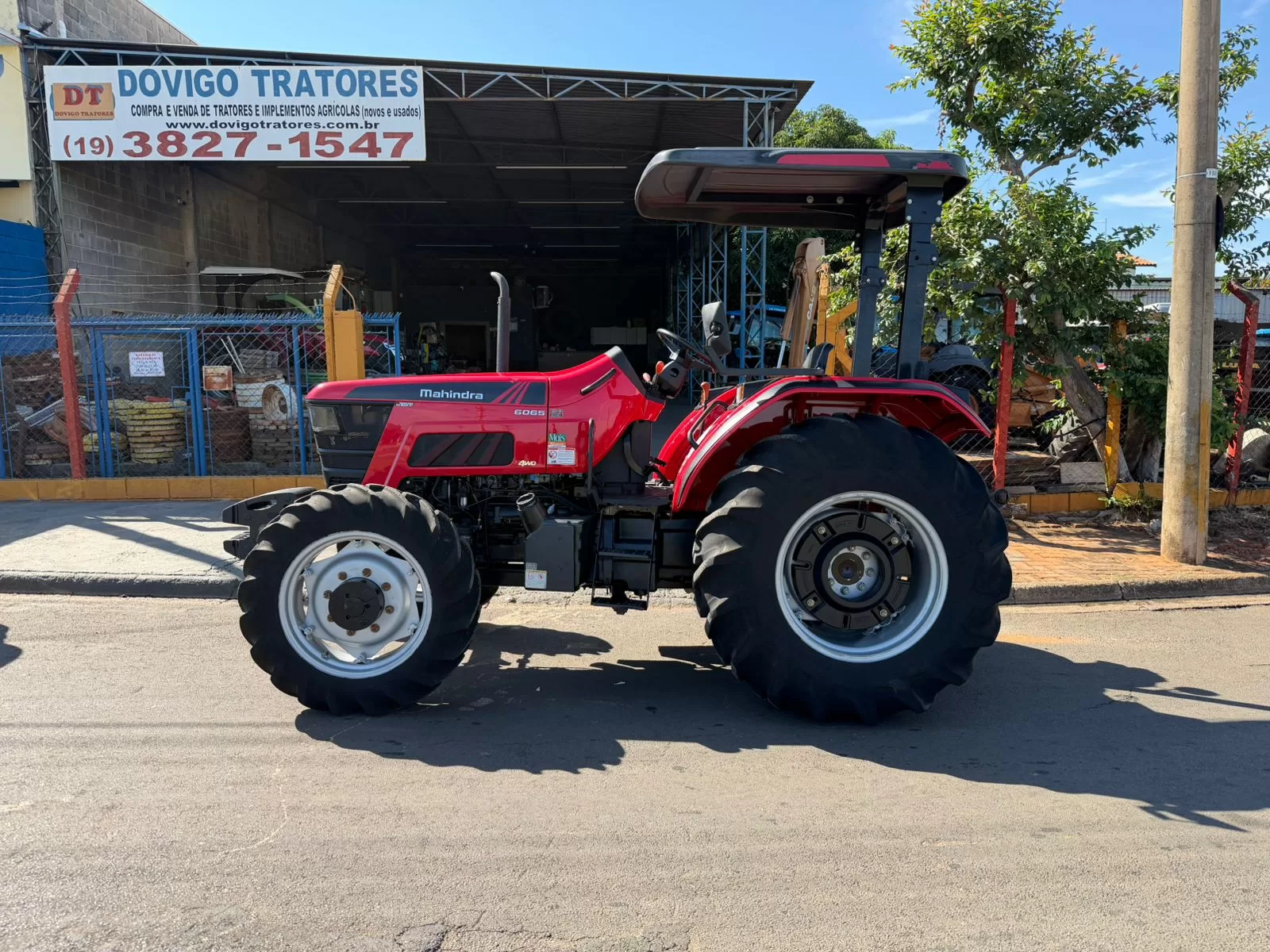 Mahindra 6065 4×4 Ano 2023 apenas 930 horas com redutor de velocidade e Reversor de marchas