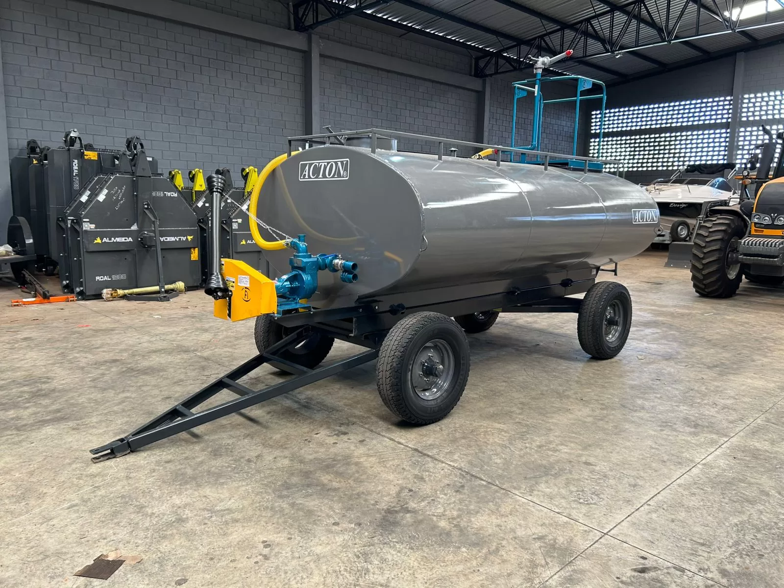 Carreta tanque Agrícola >novo Marca: Acton Modelo: CT6500 com capacidade para 6.500 Litros, Equipado com Kit Multitarefa Andrade TASP 51 Completo e com Plataforma contra Incêndio