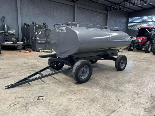 Carreta tanque Agrícola >novo Marca: Acton Modelo: CT4200 com capacidade para 4.200 Litros com suporte para bomba