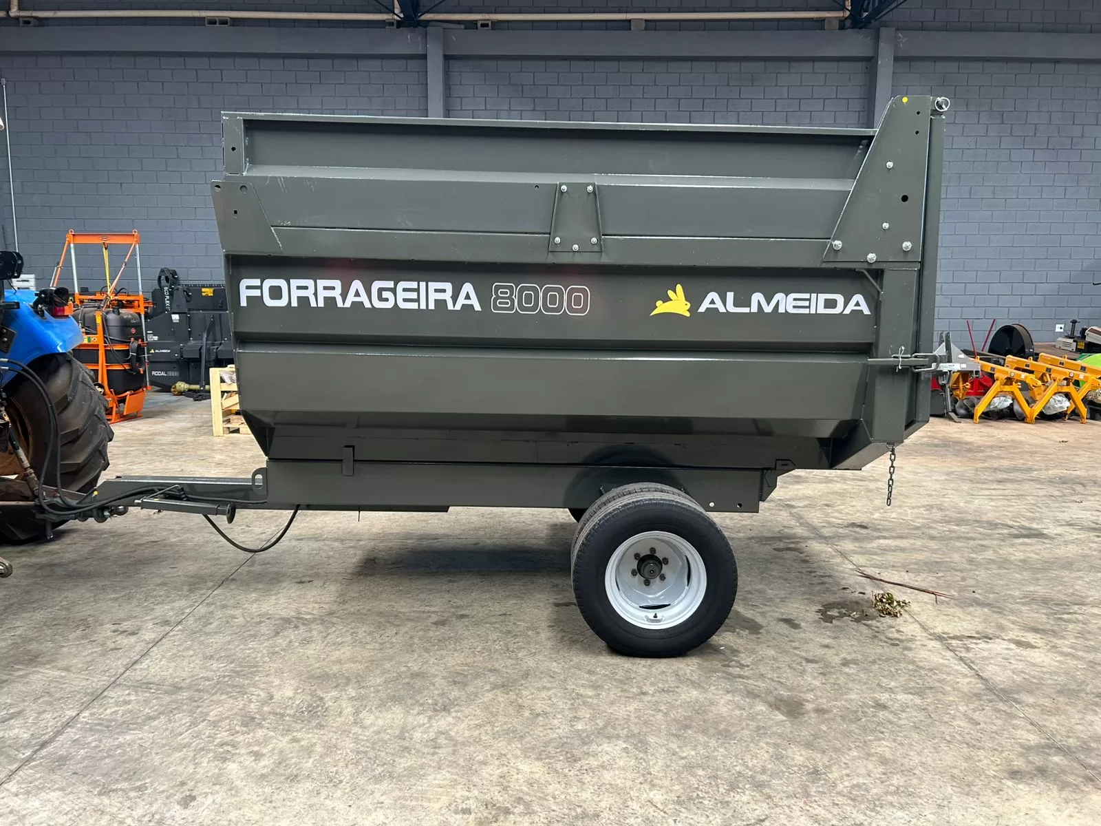 Carreta Forrageira basculante hidráulica nova Marca: Almeida Modelo: 8000 para 8m³ eixo duplo