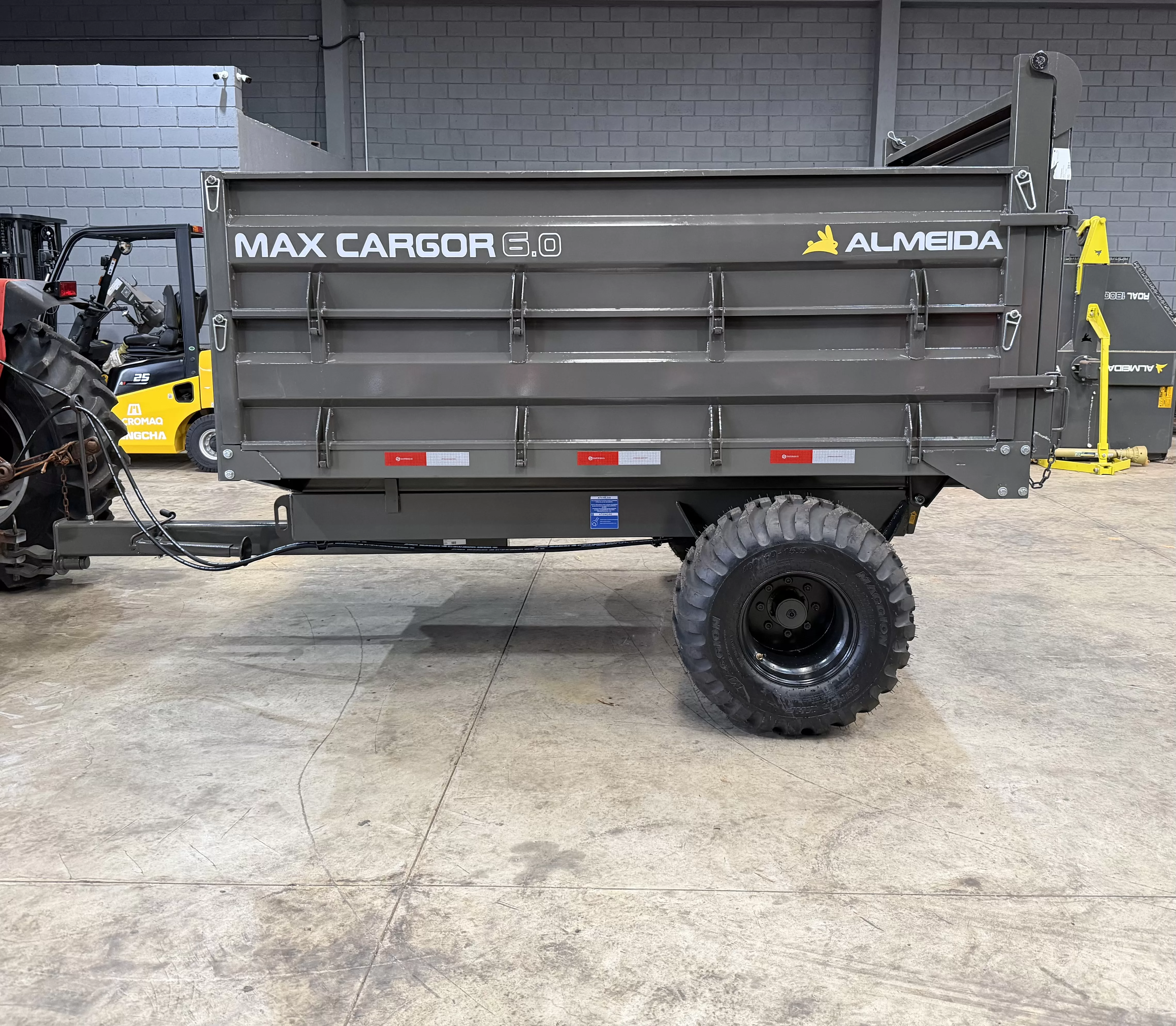 Carreta Agrícola Metálica (nova) Marca: Almeida Modelo: MAX CARGOR 6.0 capacidade para 6,2 toneladas Basculante hidráulica no pistão e pneus Auto flutuantes