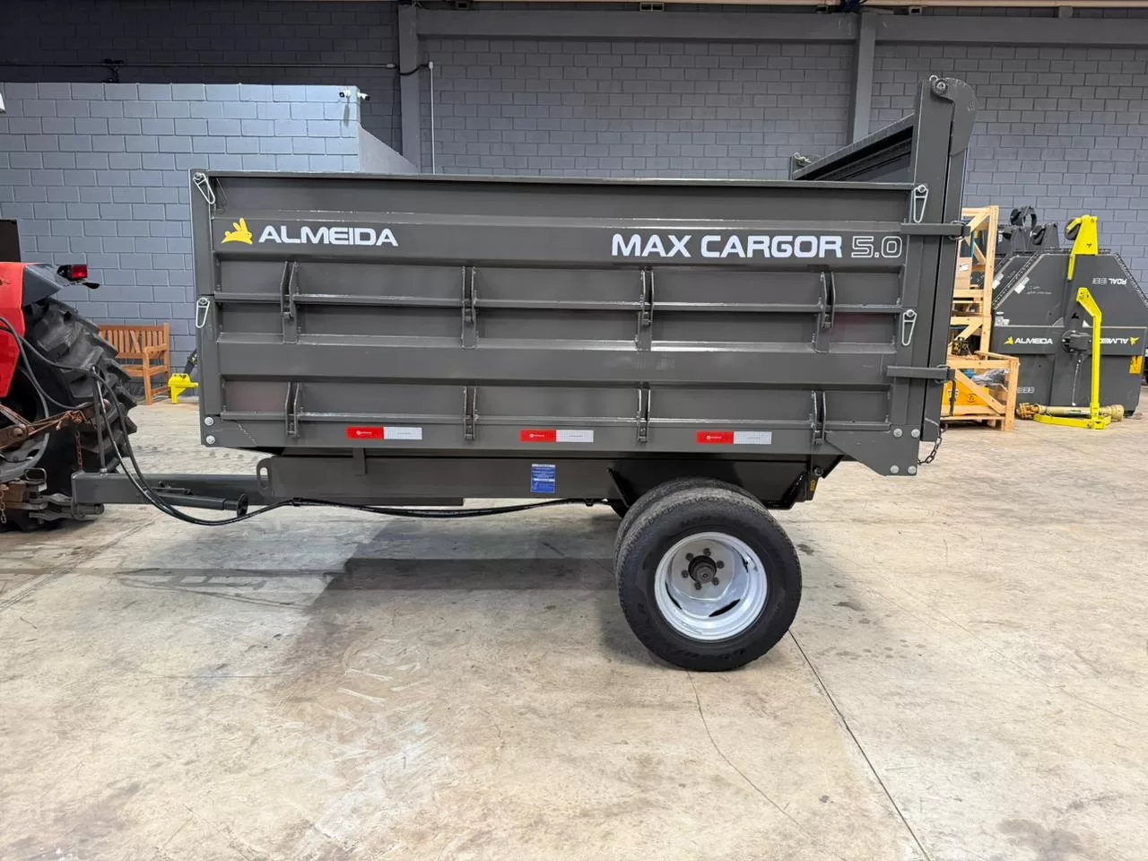 Carreta Metálica nova basculante hidráulica no comando do trator Marca: Almeida Modelo: MAX CARGOR 5.0 com 2 opções de abertura na tampa traseira