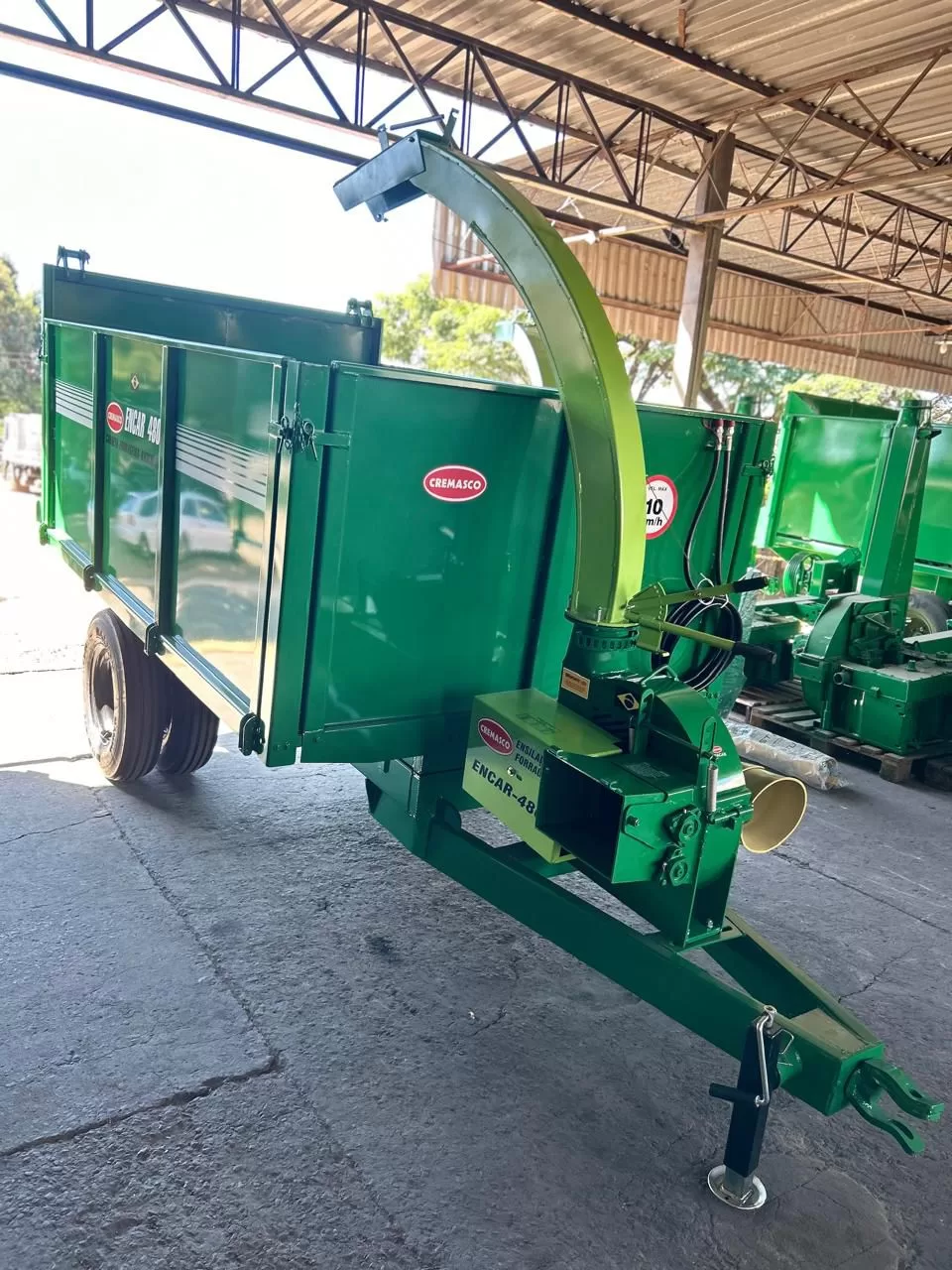 Carreta Forrageira Marca: Cremasco Modelo: ENCAR 4800 Plus basculante hidráulica com Ensiladeira Acoplada (nova)