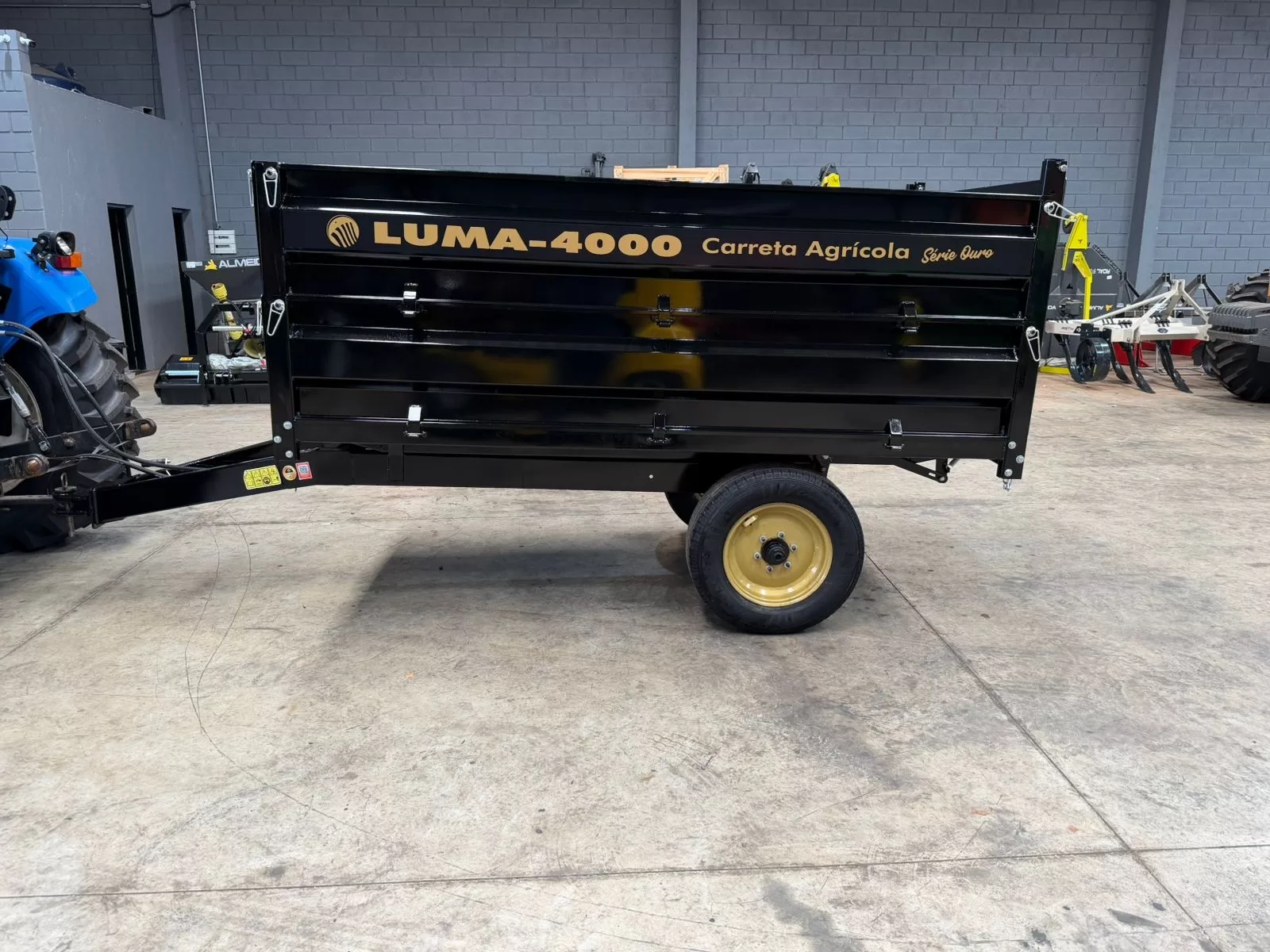 Carreta agrícola metálica basculante hidráulica (nova ) para Trator , Marca: Luma Modelo: Série Ouro 4000 basculante hidráulica por pistão