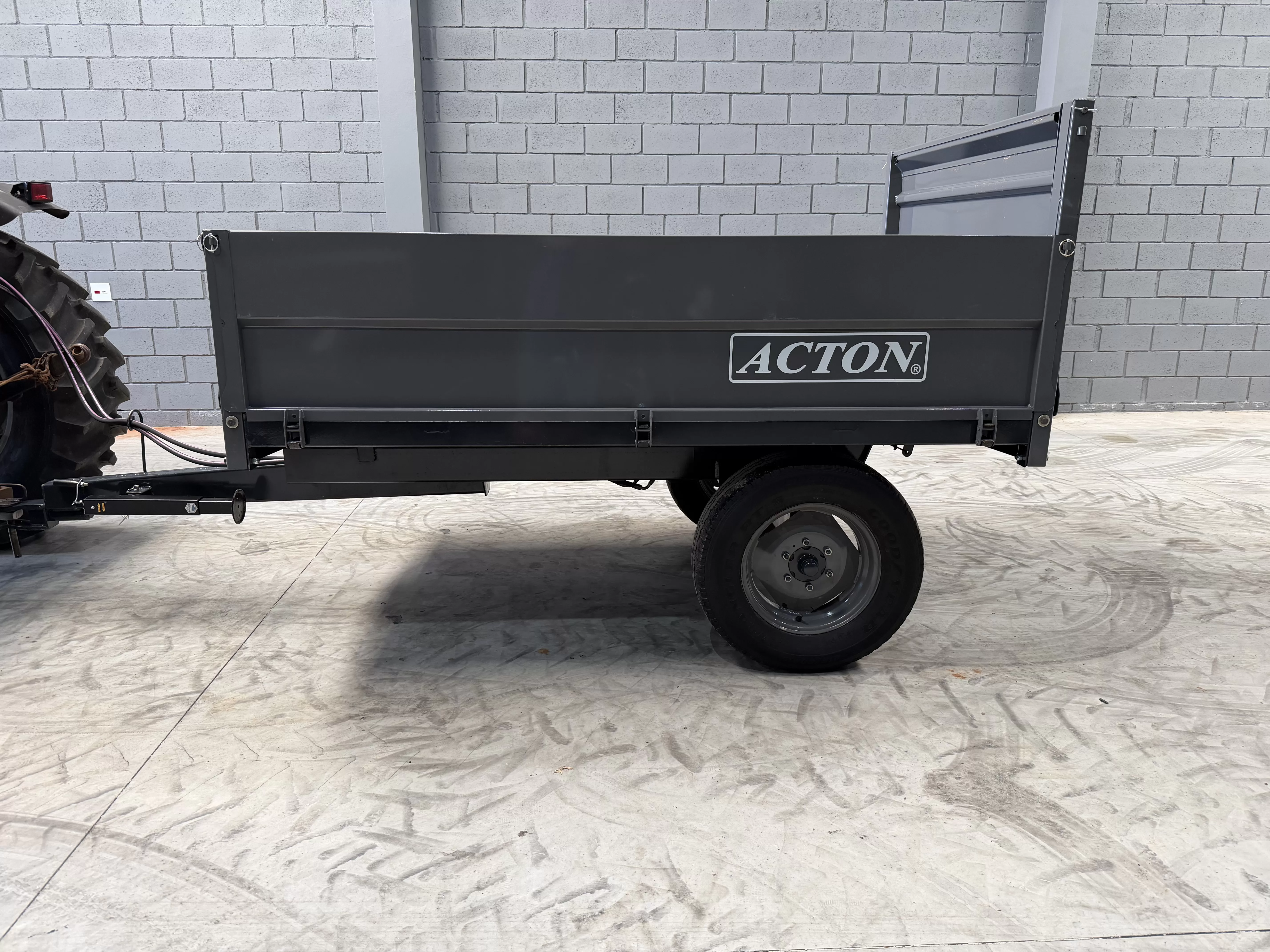 Carreta agrícola metálica basculante hidráulica nova para Trator , Marca: Acton Modelo: CBMH 2000 basculante hidráulica por pistão