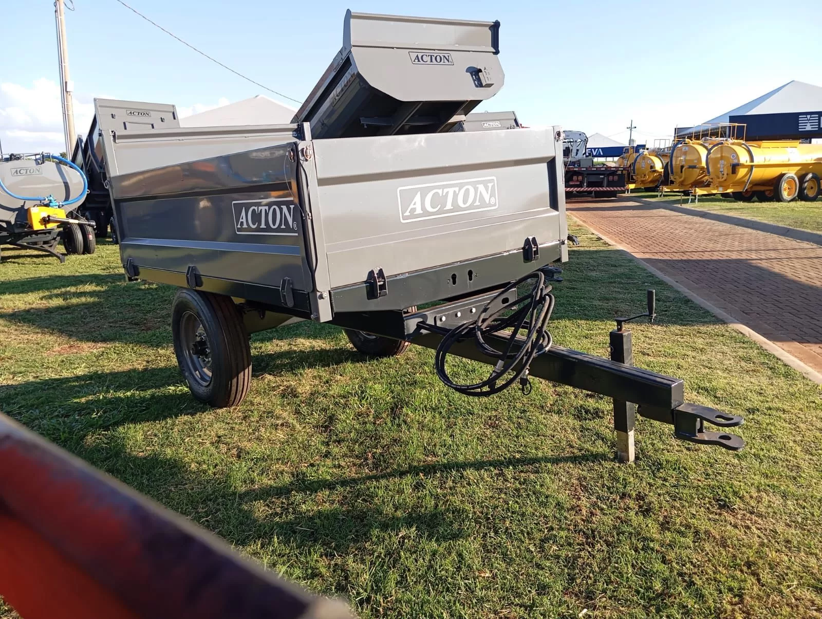 Carreta agrícola metálica basculante hidráulica nova para Trator , Marca: Acton Modelo: CBMH 2000 basculante hidráulica por pistão