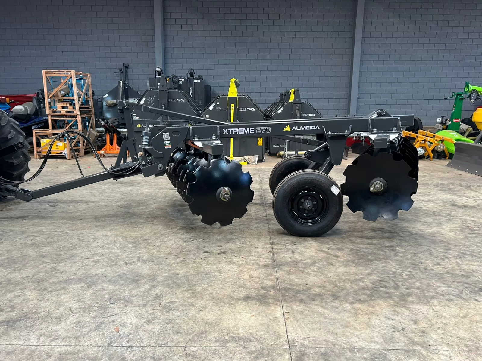 Grade Aradora Intermediária de 18 discos Marca: Almeida Modelo: GCI 18×28”X270MM >(NOVA)