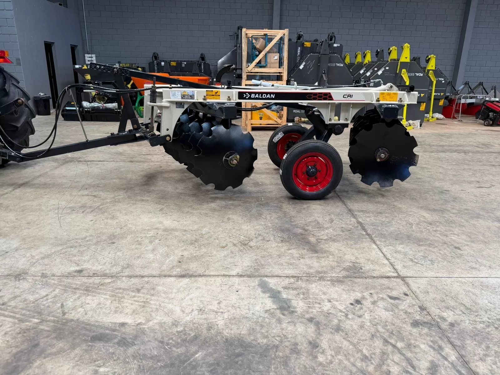 Grade aradora intermediária (nova) Marca: Baldan modelo: CRI 14×28”x270 mm de espaçamento-com controle remoto e pneus