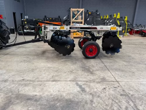 Grade aradora intermediária (nova) Marca: Baldan modelo: CRI 14×28”x270 mm de espaçamento-com controle remoto e pneus