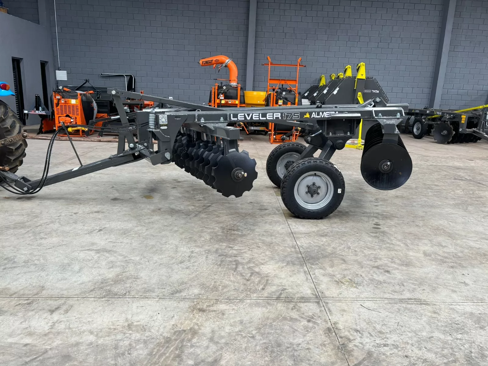 Grade Niveladora de 28 discos >nova Marca: Almeida Modelo: Leveler 28×20”x175mm com controle remoto