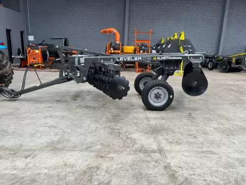 Grade Niveladora de 28 discos >nova Marca: Almeida Modelo: Leveler 28×20”x175mm com controle remoto