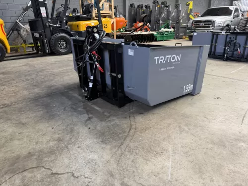 Plataforma hidráulica traseira/caçamba , Marca: Triton Modelo: Fertilance Caixa alta 1.55 m , com tampa traseira engate rápido e basculante hidráulica por pistão