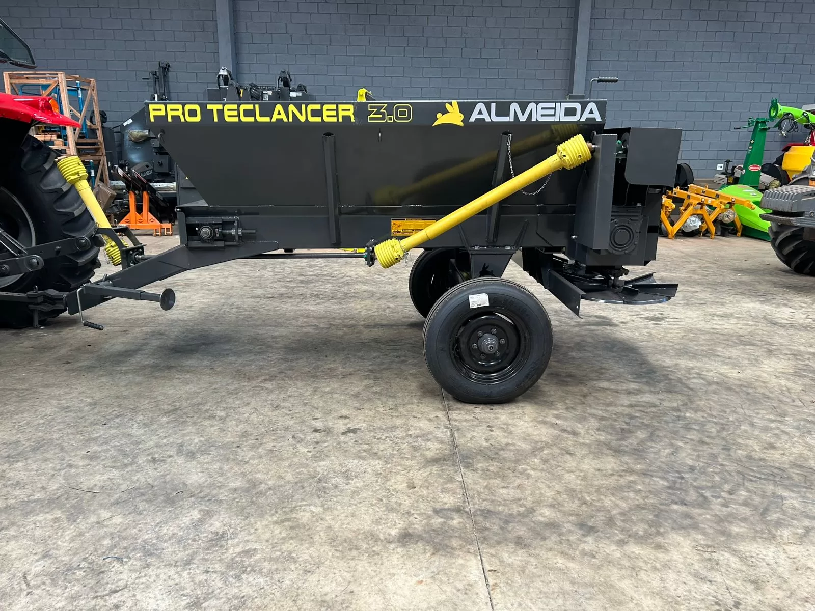 Distribuidor de Calcário-Fertilizantes e composto orgânico-Marca :Almeida/Pro Tec Lancer 3.0 para 3.000KG-equipamento novo