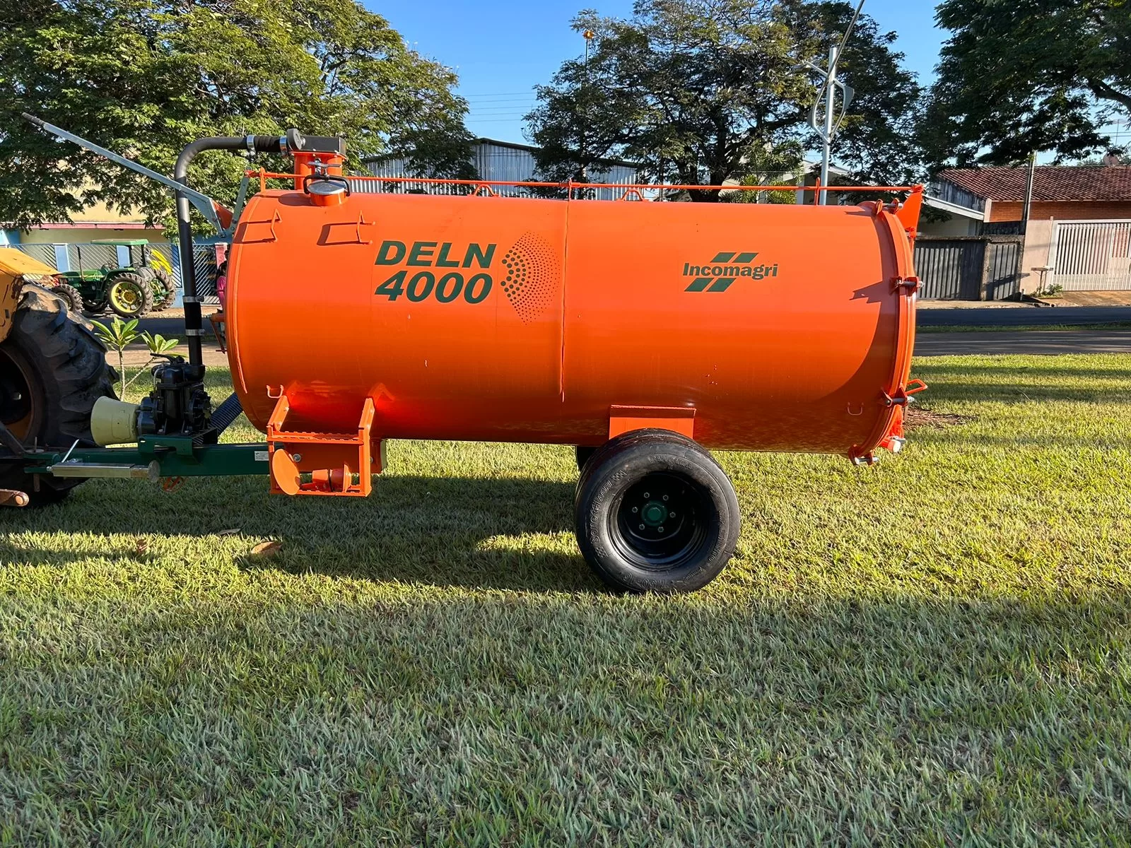 Distribuidor de Esterco Líquido com capacidade para 4.000 Litros,modelo: DELN 4000/ Com Pneus – Incomagri > Novo