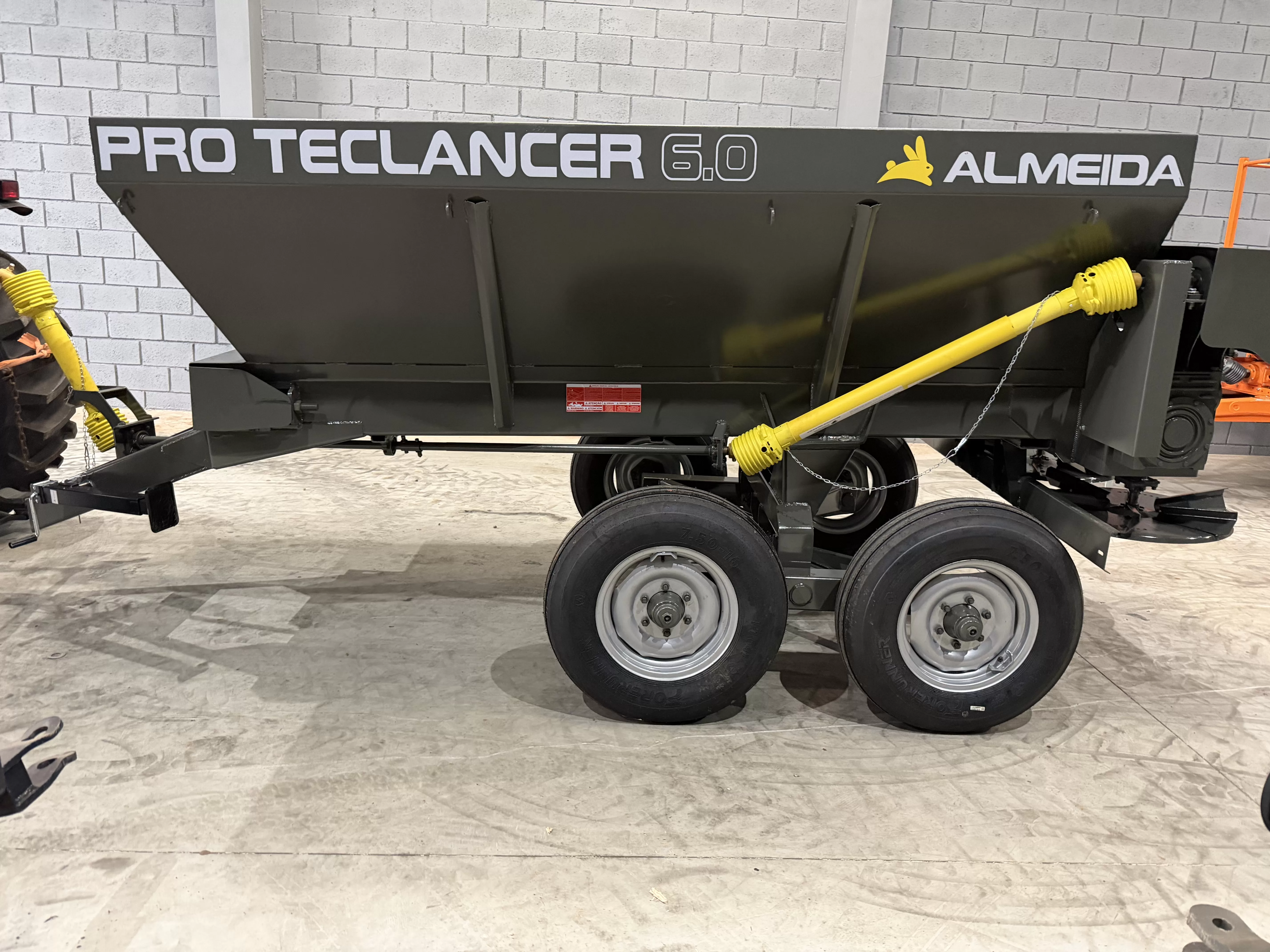 Distribuidor de Calcário-Fertilizantes e composto orgânico, Marca :Almeida Modelo: Pro Teclancer 6.0 com capacidade para 6.000 KG, -equipamento novo 