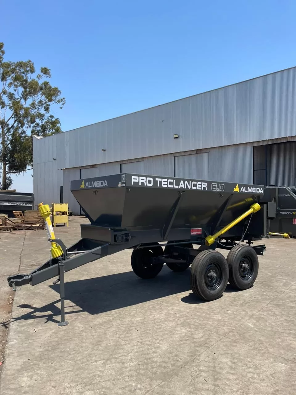 Distribuidor de Calcário-Fertilizantes e composto orgânico, Marca :Almeida Modelo: Pro Teclancer 6.0 com capacidade para 6.000 KG, -equipamento novo 
