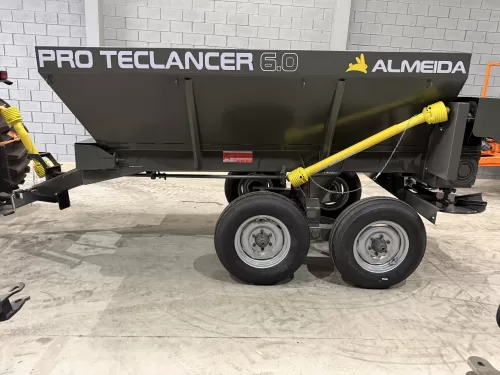 Distribuidor de Calcário-Fertilizantes e composto orgânico, Marca :Almeida Modelo: Pro Teclancer 6.0 com capacidade para 6.000 KG, -equipamento novo 
