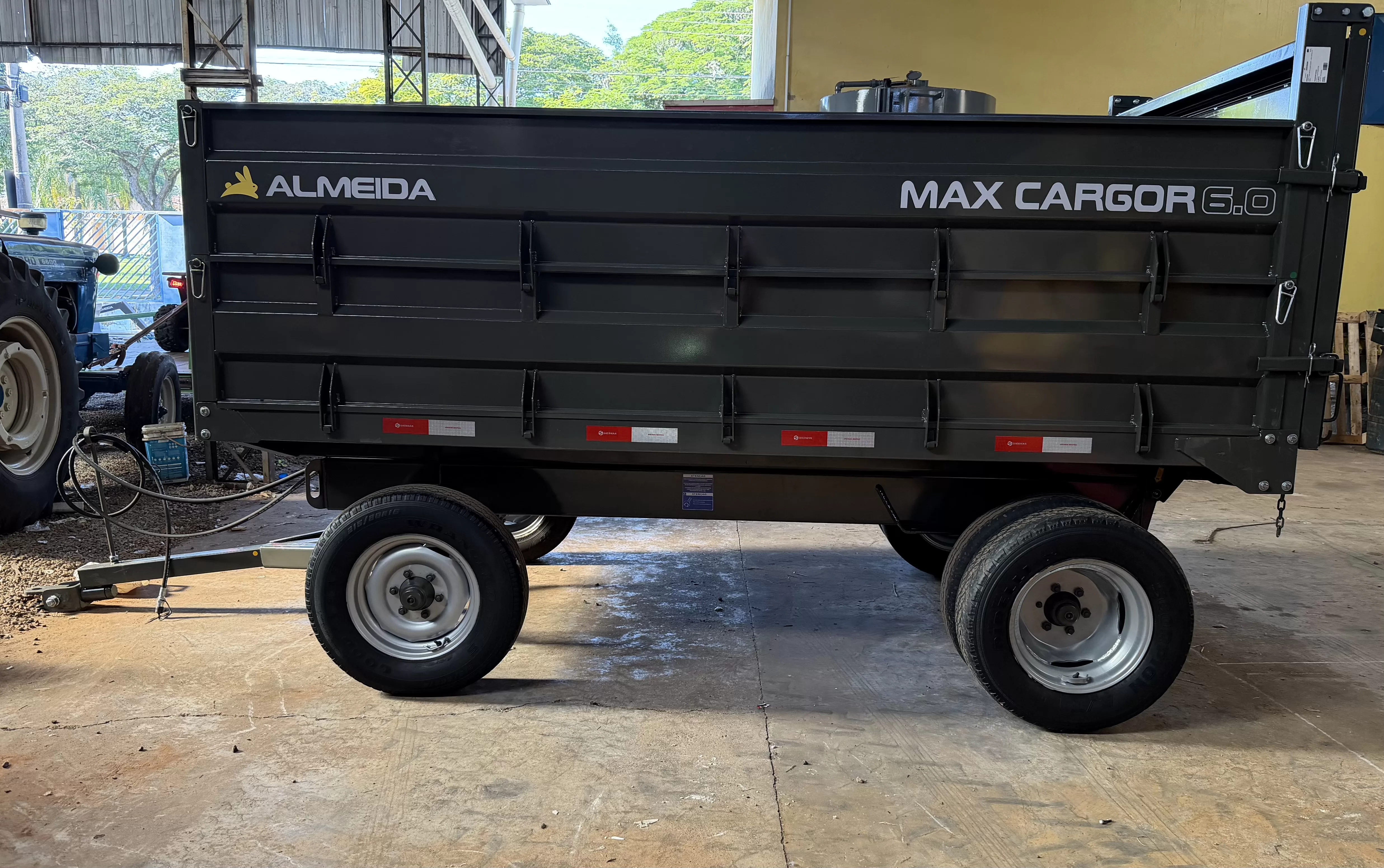 Carreta Basculante  hidráulica Metálica Marca: Almeida Modelo: MAX CARGOR 6.0 (nova) capacidade para 7.2 toneladas e 6 m cúbicos sistema de 2 eixos/6 rodas sendo eixo traseiro duplo