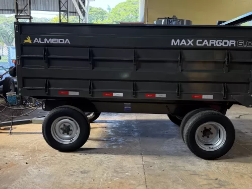Carreta Basculante  hidráulica Metálica Marca: Almeida Modelo: MAX CARGOR 6.0 (nova) capacidade para 7.2 toneladas e 6 m cúbicos sistema de 2 eixos/6 rodas sendo eixo traseiro duplo
