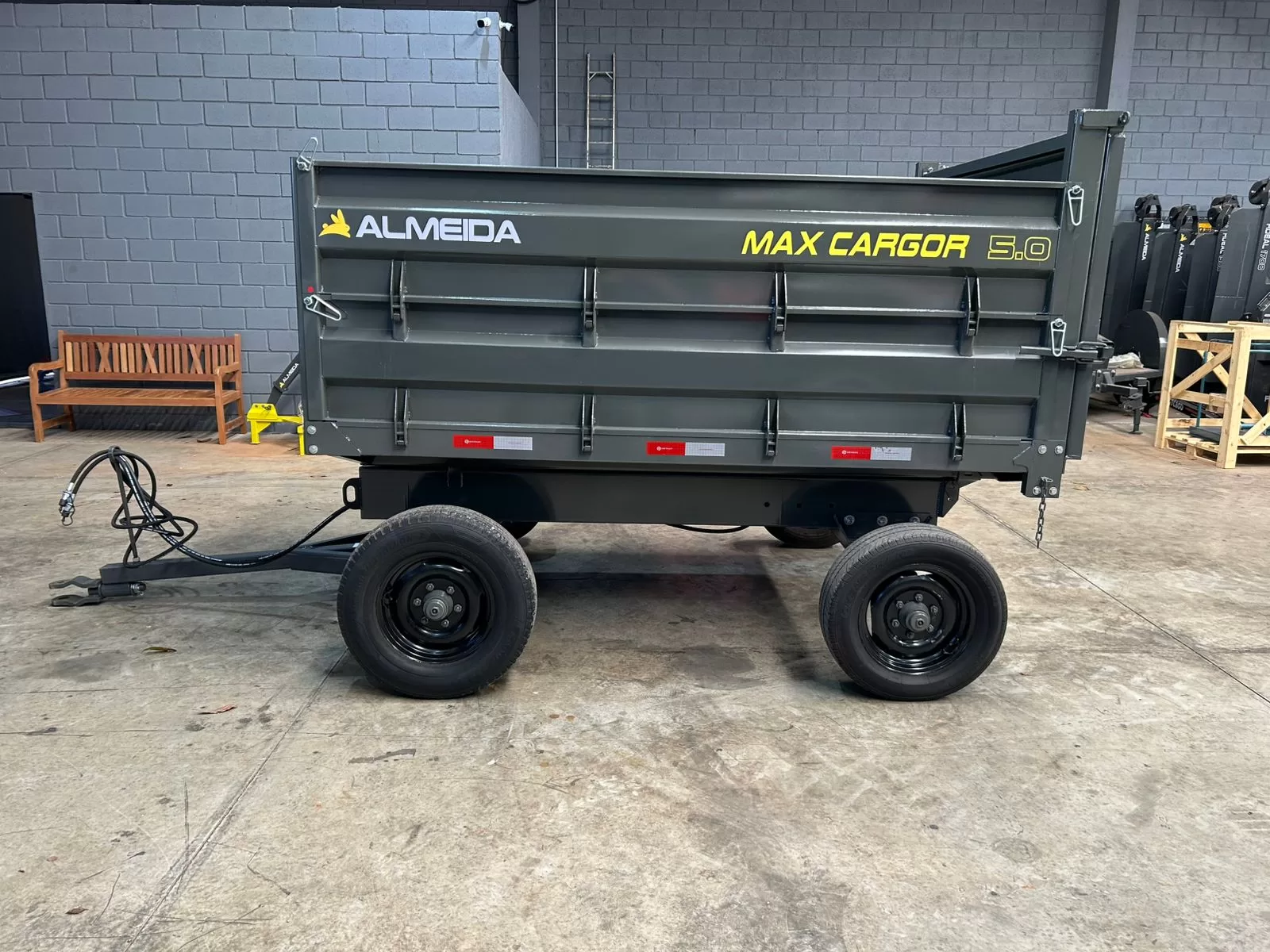 Carreta Metálica >nova basculante hidráulica no comando do trator Marca: Almeida Modelo: MAX CARGOR 5.0 De 2 eixos/4 rodas