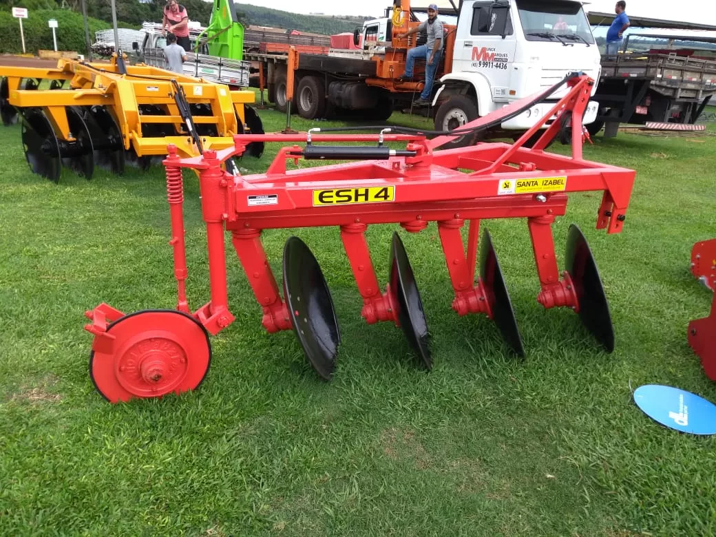 Arado de 4 discos Marca: Santa Izabel (novo) Modelo: ESH 4 com reversão hidráulica 