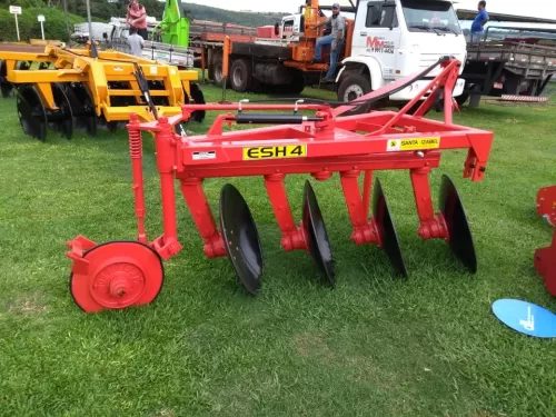 Arado de 4 discos Marca: Santa Izabel (novo) Modelo: ESH 4 com reversão hidráulica 
