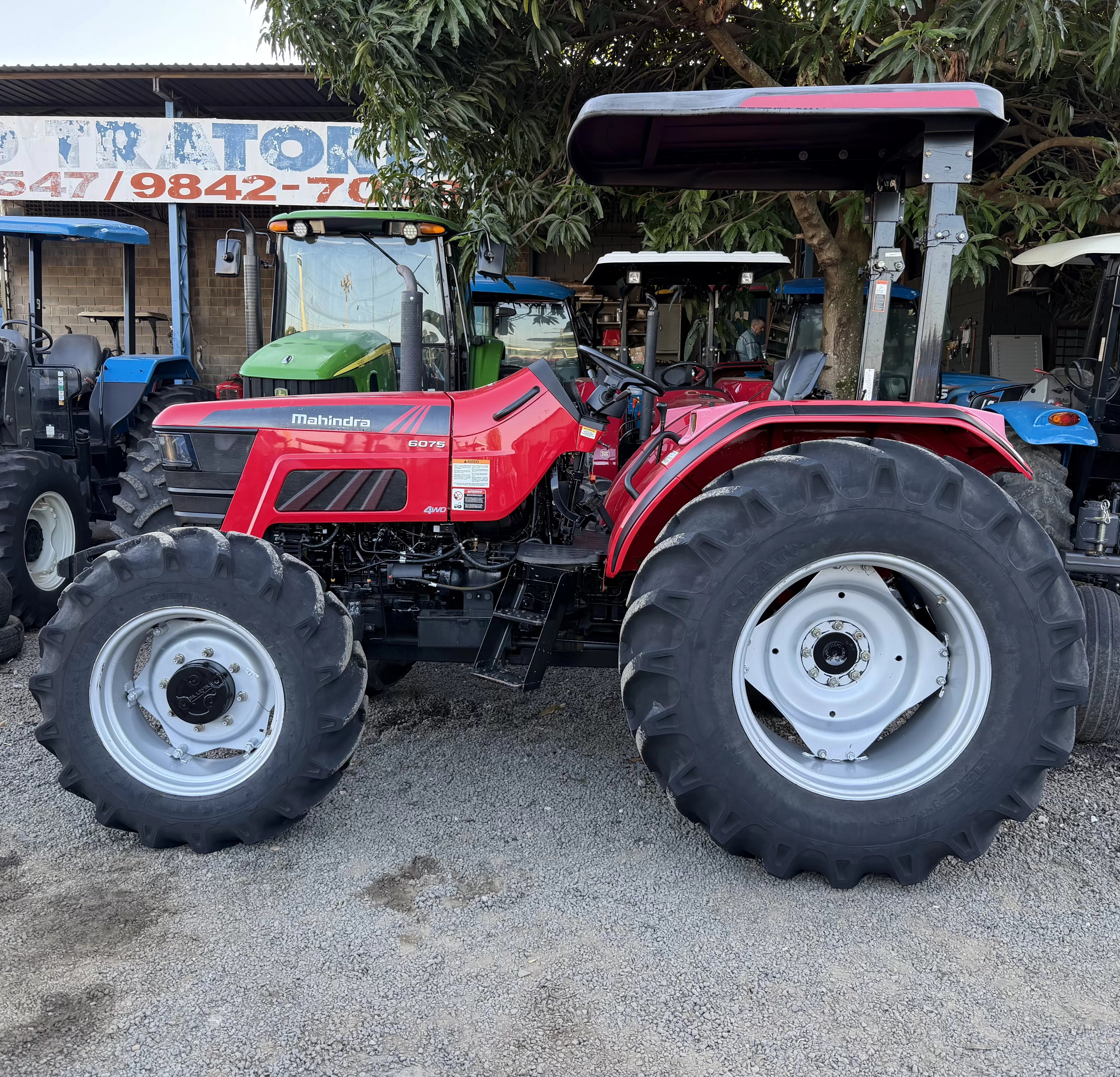Mahindra 6075 4x4 Ano 2023 com redutor de velocidade e Reversor de marchas com apenas 507 horas