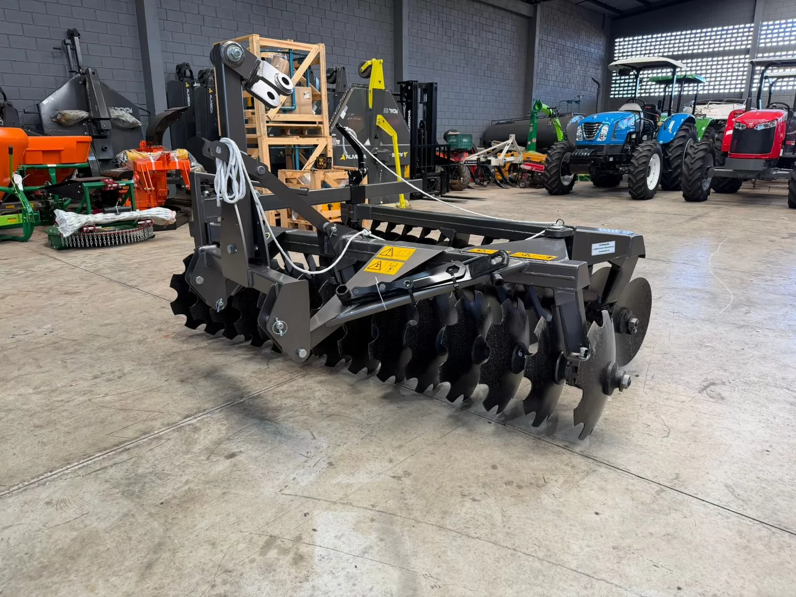 Grade niveladora (nova) Marca: Antoniosi modelo: GNL 28x20”x180 de espaçamento e 28 discos 