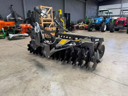 Grade niveladora (nova) Marca: Antoniosi modelo: GNL 28x20”x180 de espaçamento e 28 discos 