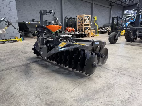 Grade niveladora (nova) Marca: Antoniosi modelo: GNLH 28x22”x180 de espaçamento ,28 discos de 22 polegadas com pistão hidráulico para abertura 