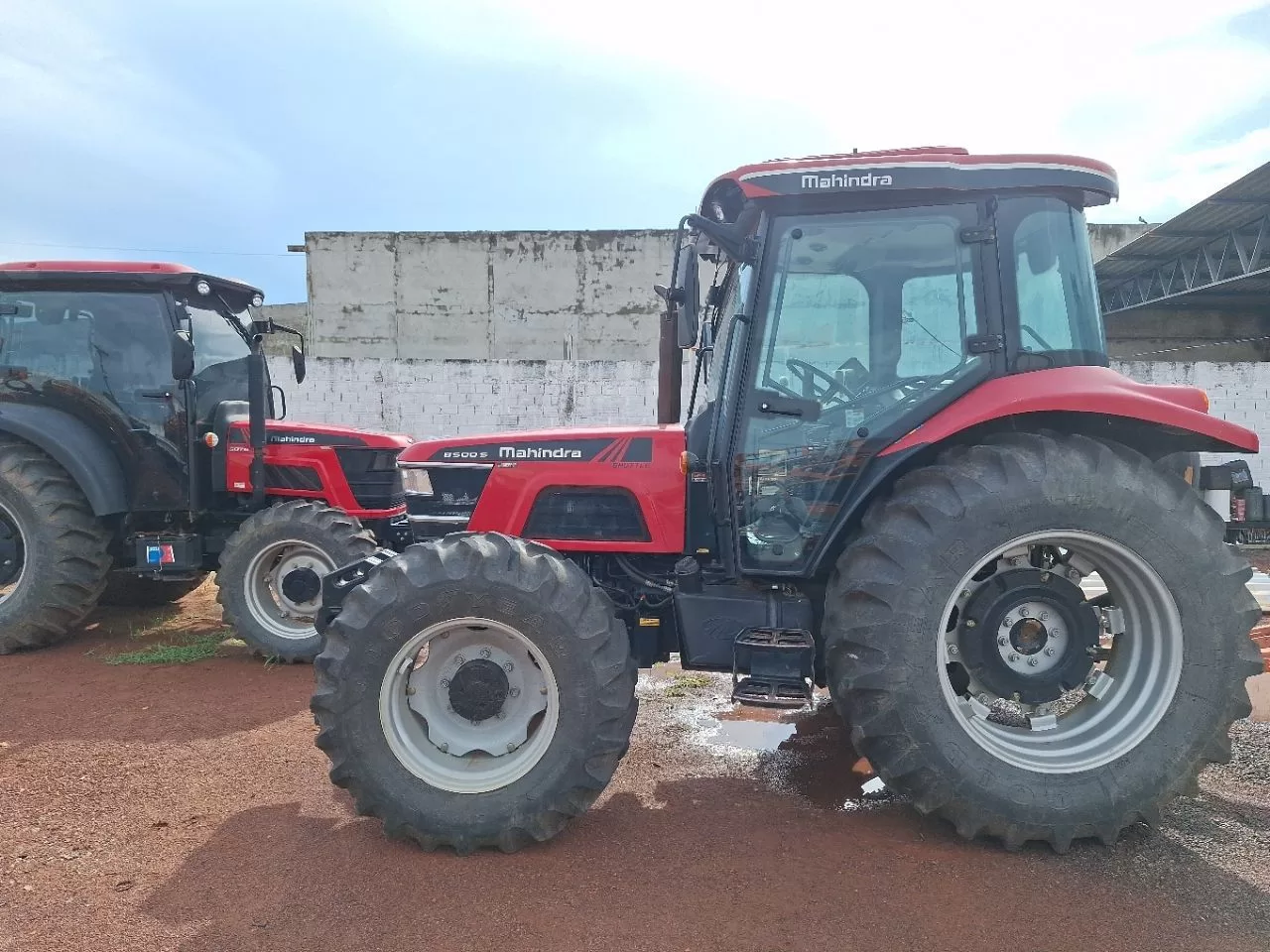 Mahindra 9500S 4X4 Ano 2023 Cabinado de Fábrica com reversor de marchas
