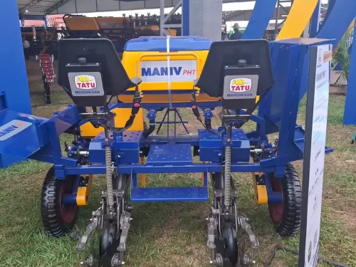 Plantadeira de mandioca hidráulica com adubadeira ,  Marca: Tatu Modelo: Maniva PHT 2 linhas equipamento (novo)