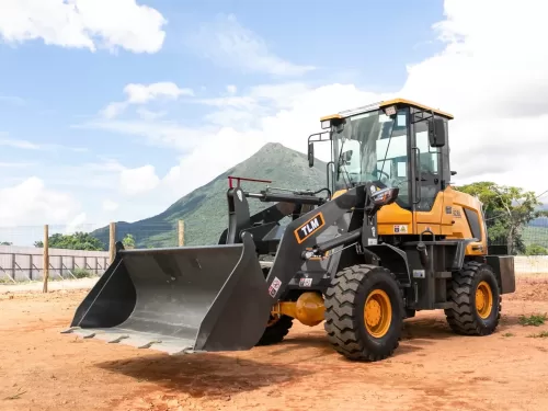 Pá Carregadeira (nova) Marca: TLM Modelo: 928L 4x4 linha Premiun, Ano: 2026, Cabinada de fábrica com ar condicionado.