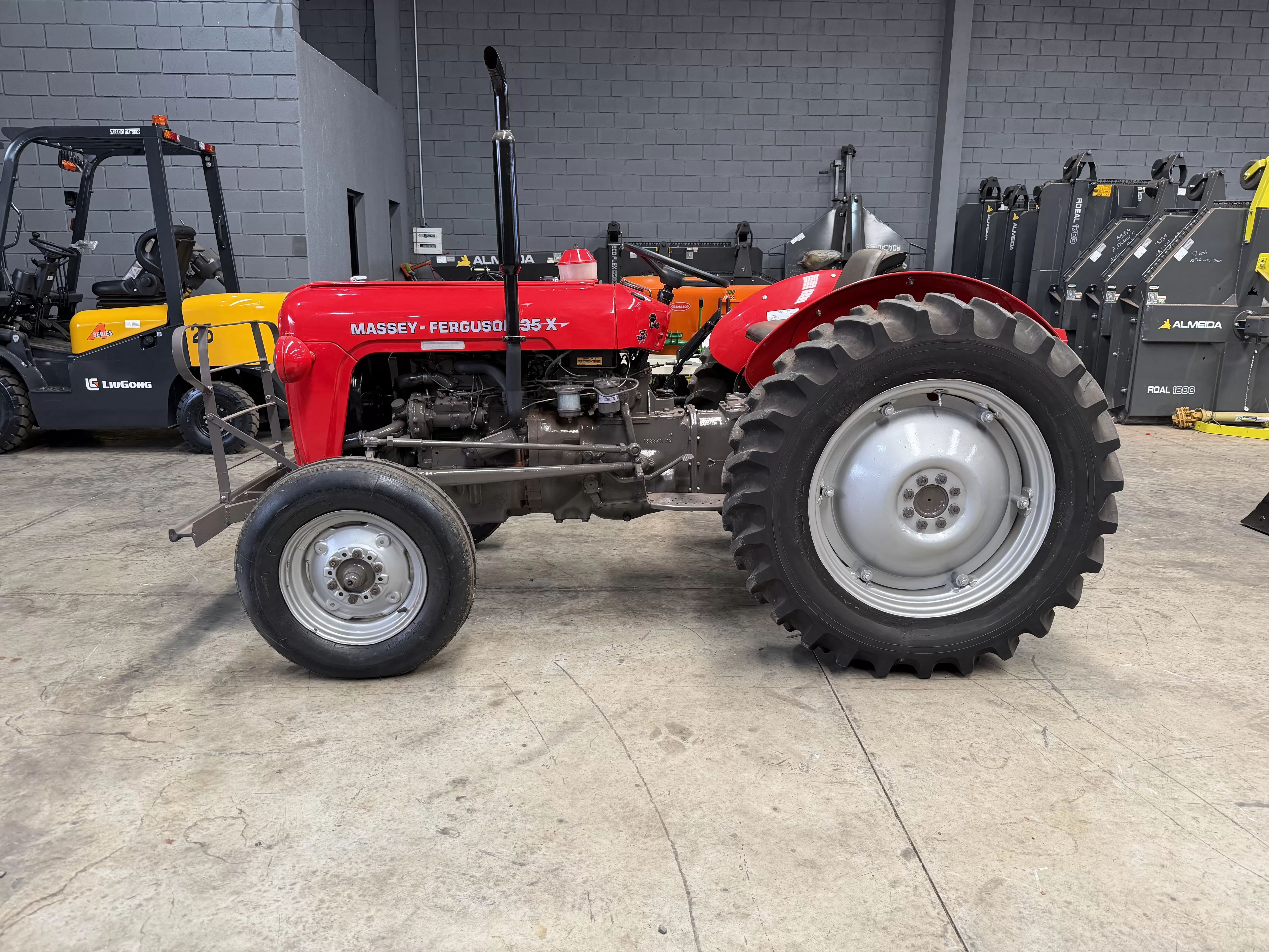 Massey Ferguson 35X (Relíquia) , 4x2 Ano aproximado 1964 , motor Perkins 3 cilindros (nacional) .
