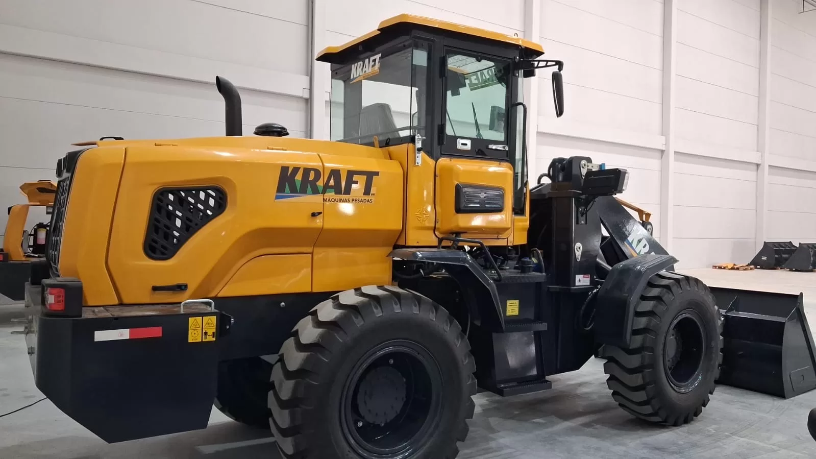 Pá Carregadeira (nova) Marca: KRAFT Modelo: K940 4x4 linha Premiun, Ano: 2026, Cabinada de fábrica com ar condicionado