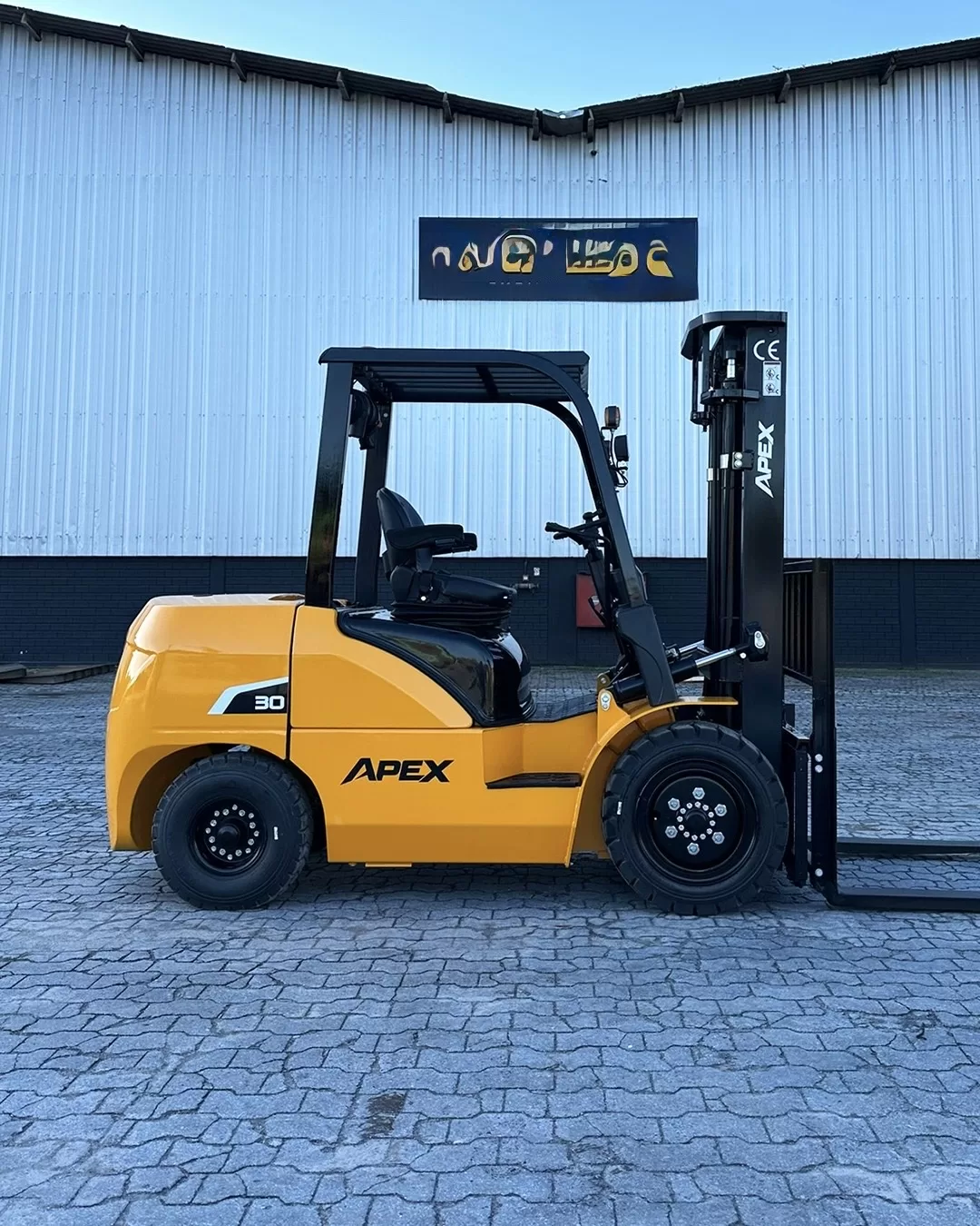 Empilhadeira duplex (nova)  , Marca: APEX Modelo: Apex 30D para 3.0 ton ,com torre de 3.50 m e motor a diesel . 