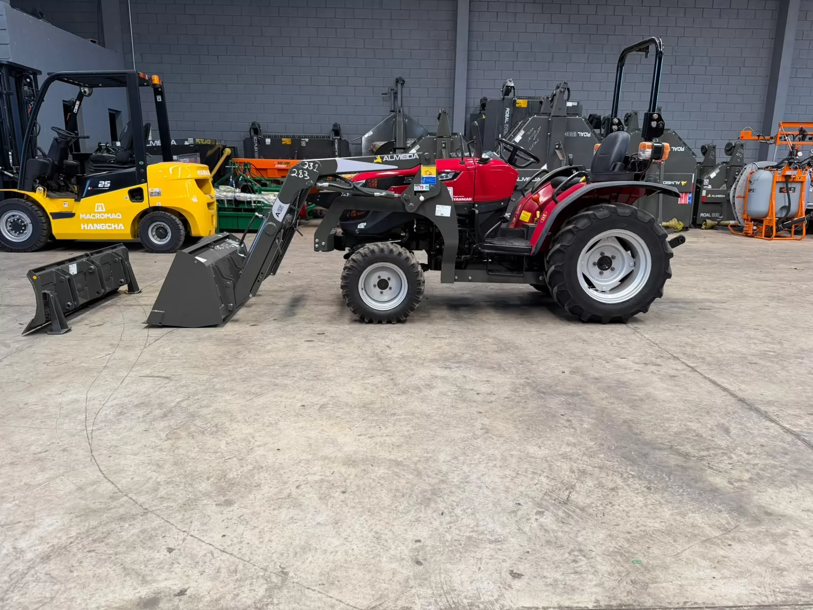Trator Yanmar Solis 26 compacto/cafeeiro 4x4 Ano 2021, com conjunto (novo) de lamina e concha dianteira. .