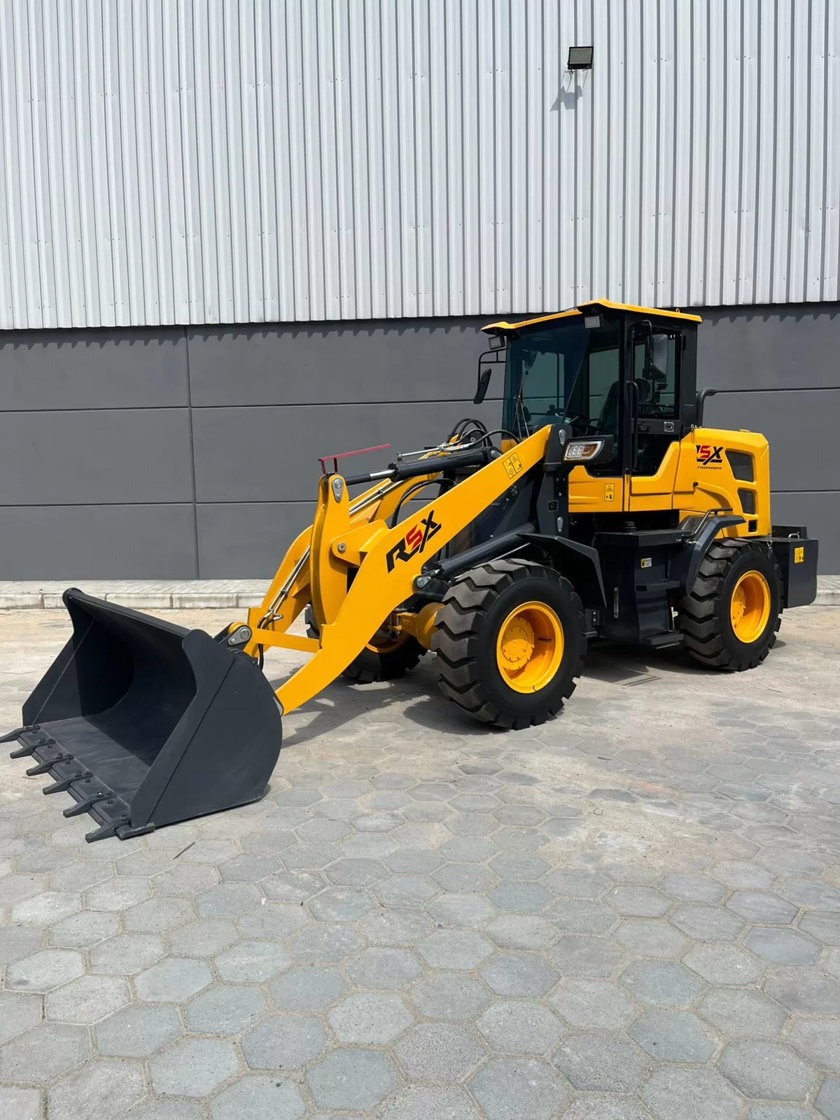 Pá Carregadeira (nova) Marca: RSX Modelo: RS 942 4x4 linha Premiun, Ano: 2026, Cabinada de fábrica com ar condicionado.
