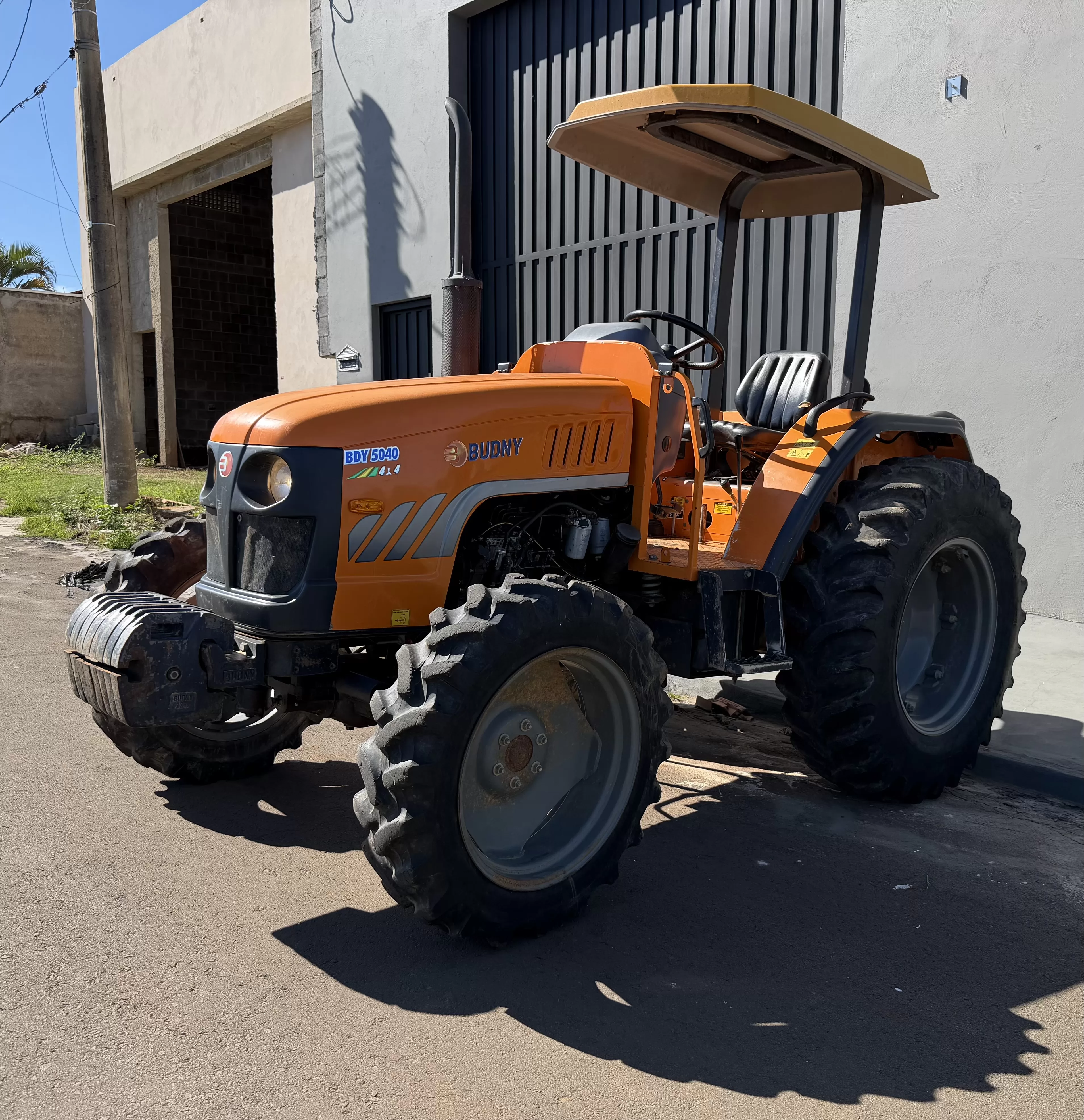 BUDNY modelo: 5040 4x4 Ano 2015, com Reversor de marchas