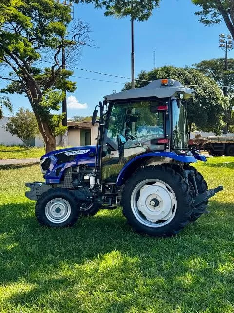 TRACFORCE  Modelo: 25E 4x4 Ano: 2026 (novo), Cabinado de fábrica com ar condicionado e com Reversor de marchas.