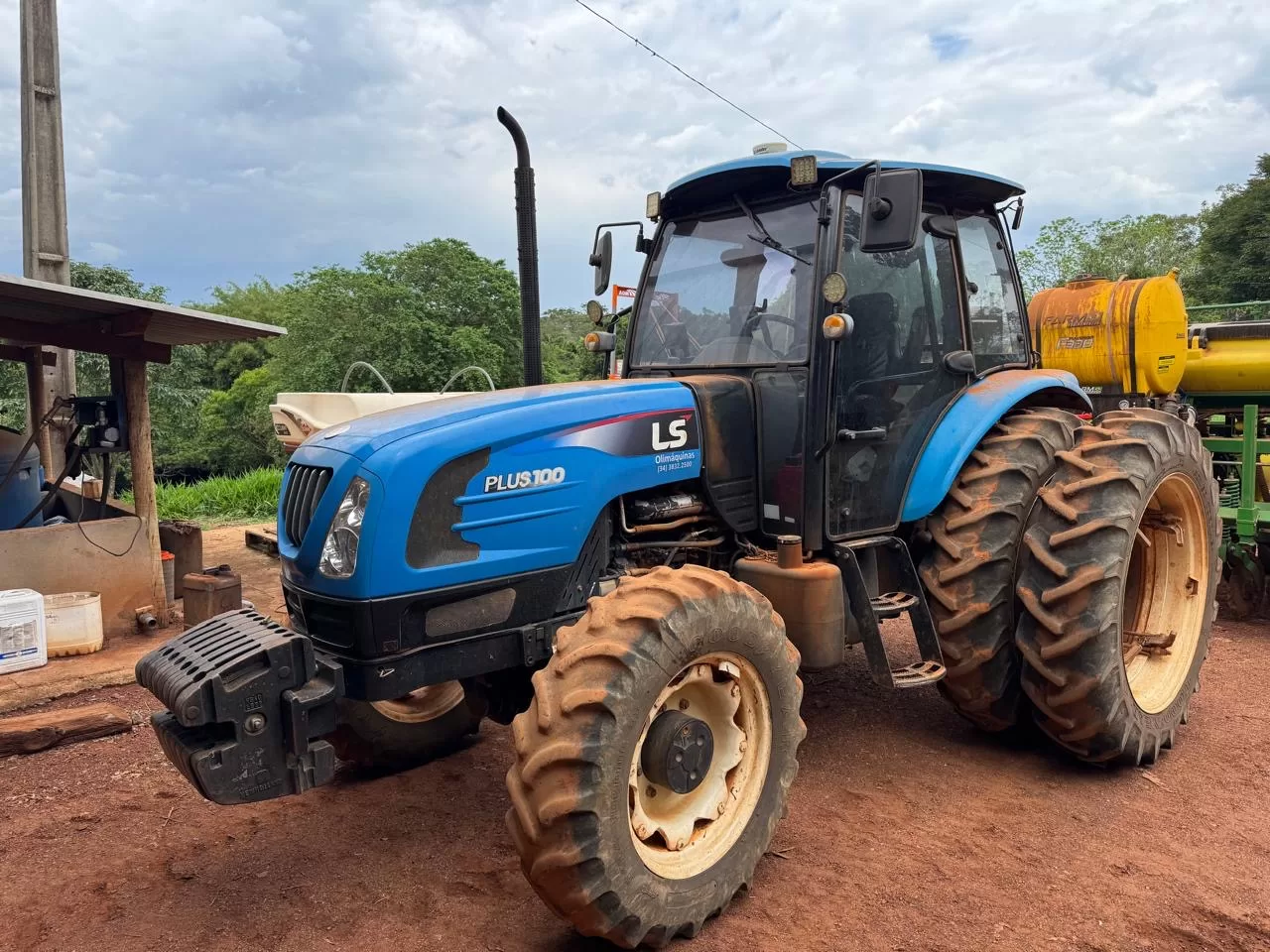 LS Tractor modelo: Plus 100 cabinado 4x4 Ano 2018 (Rodagen dual/filipado), com redutor de velocidade e Reversor de marchas.