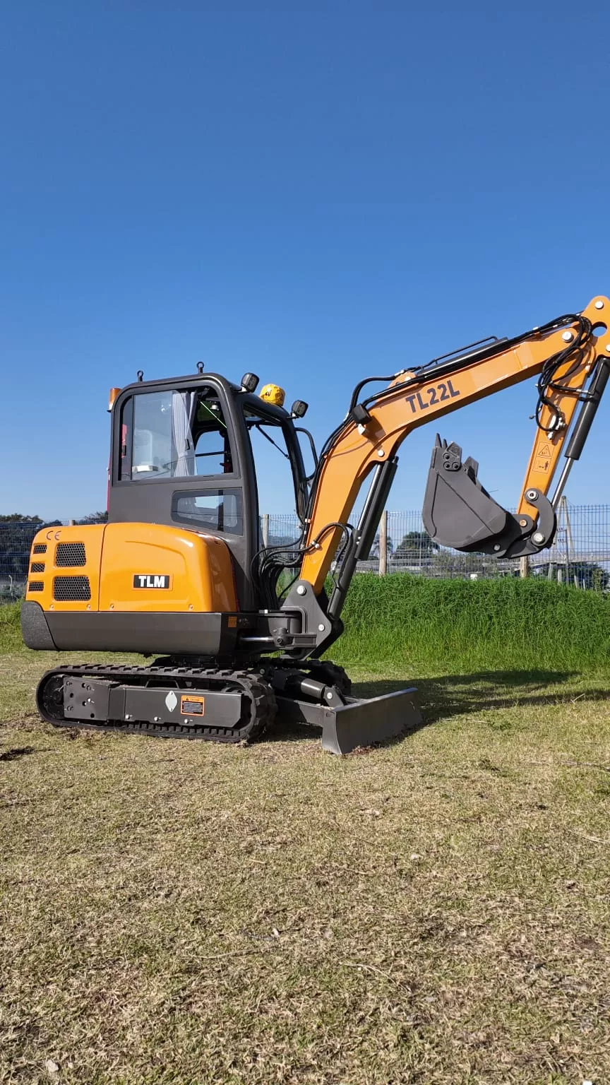 Escavadeira (nova) Marca: TLM Modelo: TL22J , Cabinada com ar condicionado, peso operacional de 2.200 KG.