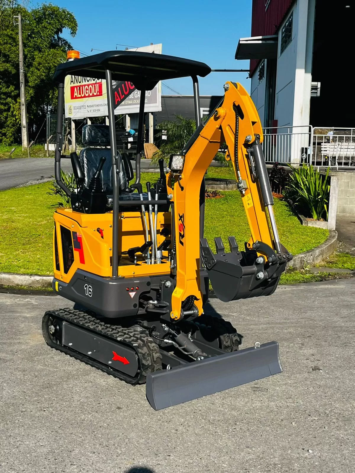Escavadeira (nova) Marca: RSX Modelo: RSE-16,, peso operacional de 1.600 KG.