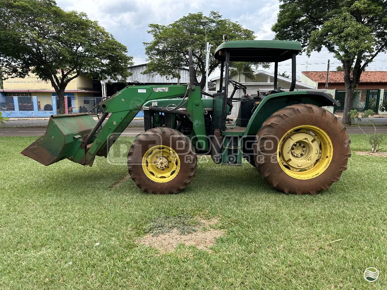 John Deere 6300 4×4 Ano 2000 com conjunto de concha dianteira