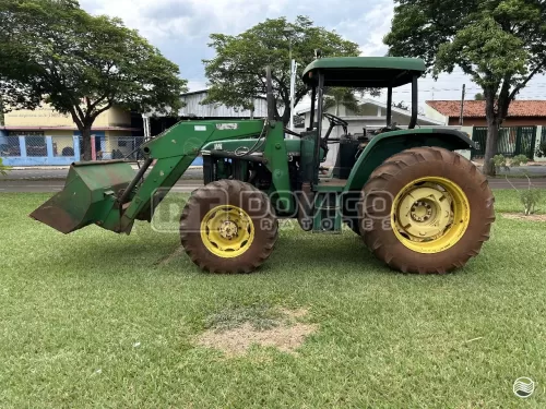 John Deere 6300 4×4 Ano 2000 com conjunto de concha dianteira