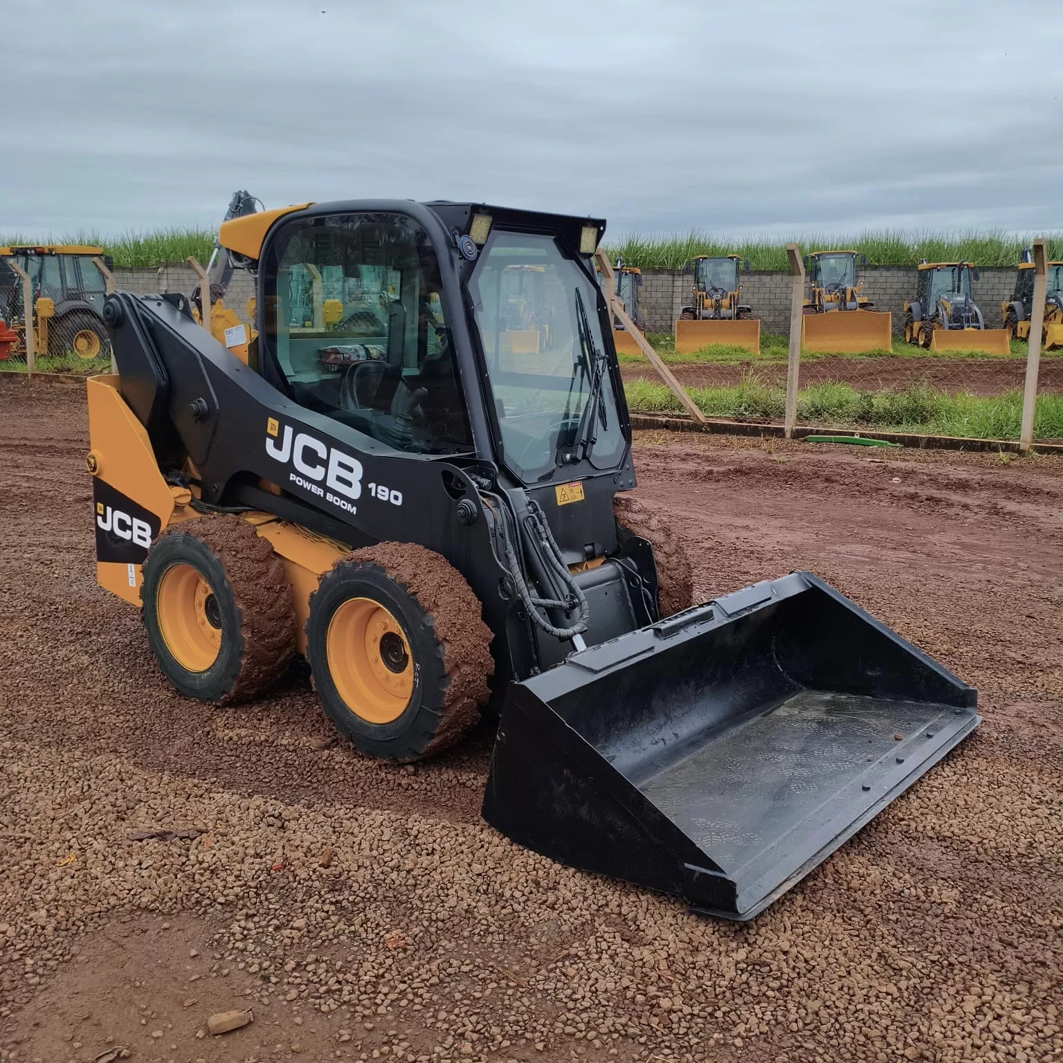 Mini Carregadeira/Bobcat,  Marca: JCB Modelo: 190 Ano: 2020,Cabinada de fábrica com ar condicionado.